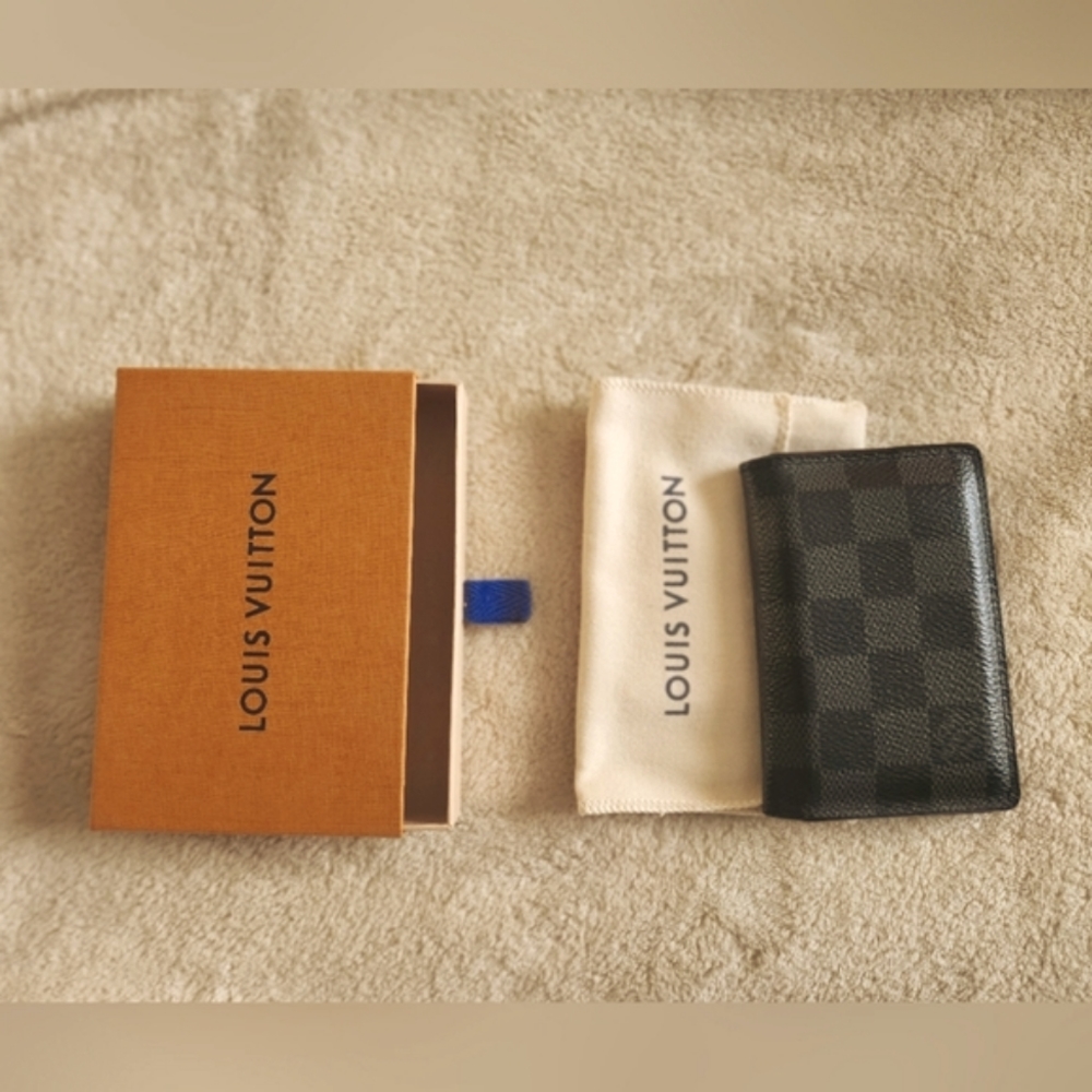 • 100% authentic Louis Vuitton Card Holder •
